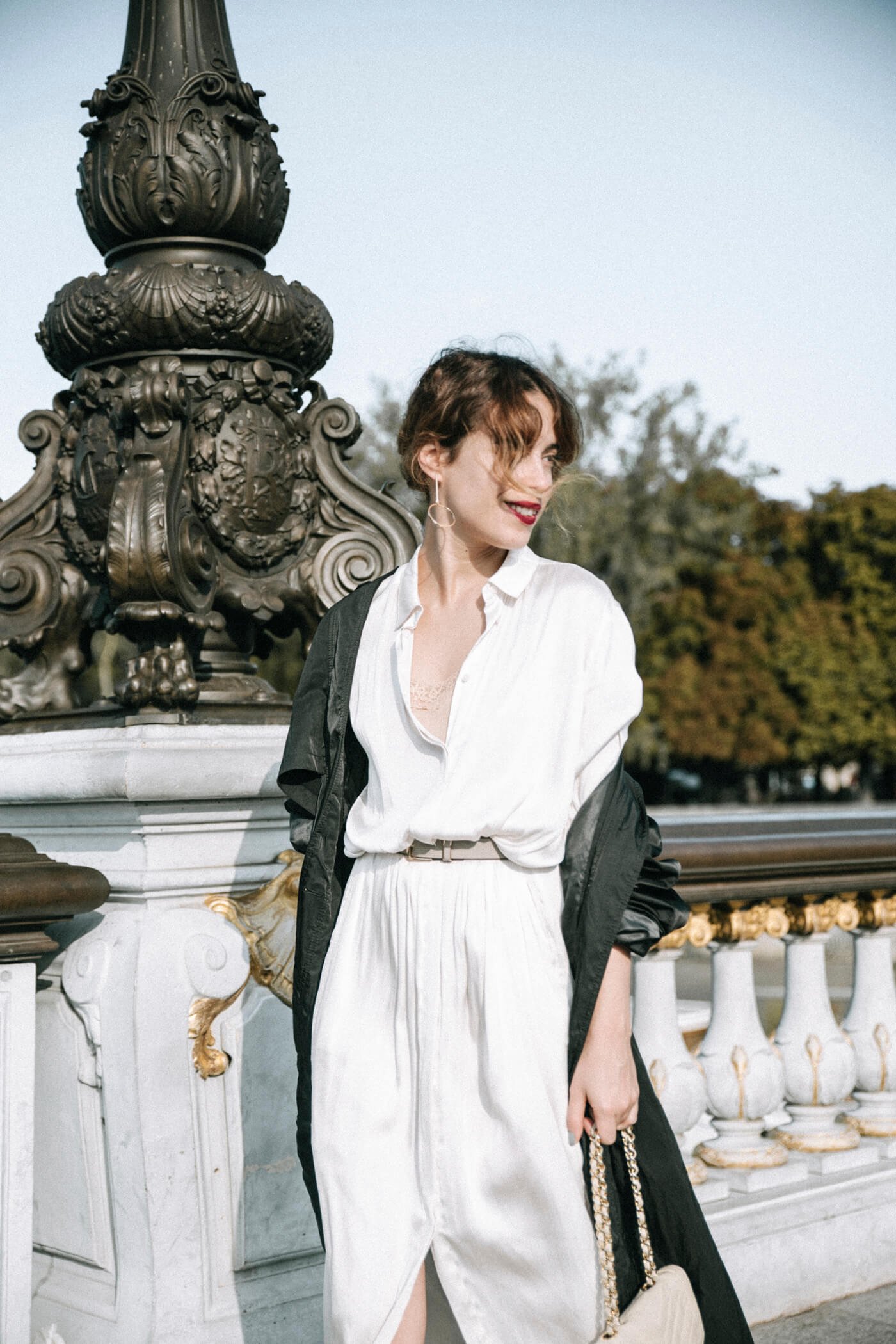 dansvogue paris pont alexandre vestido blanco trench gabardina 11
