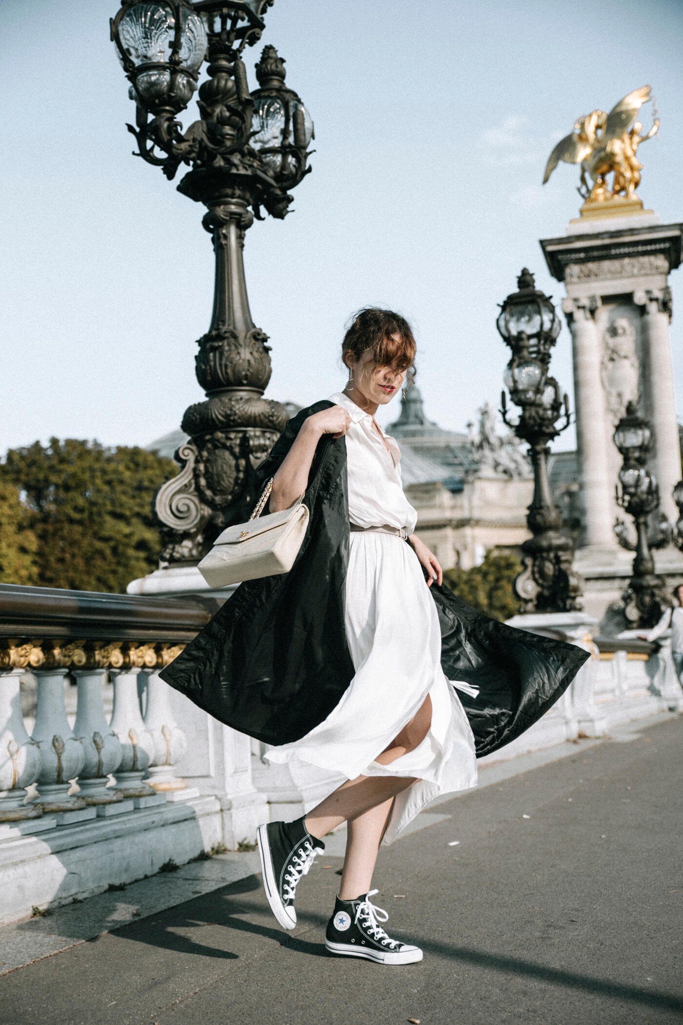 dansvogue paris pont alexandre vestido blanco trench gabardina 13