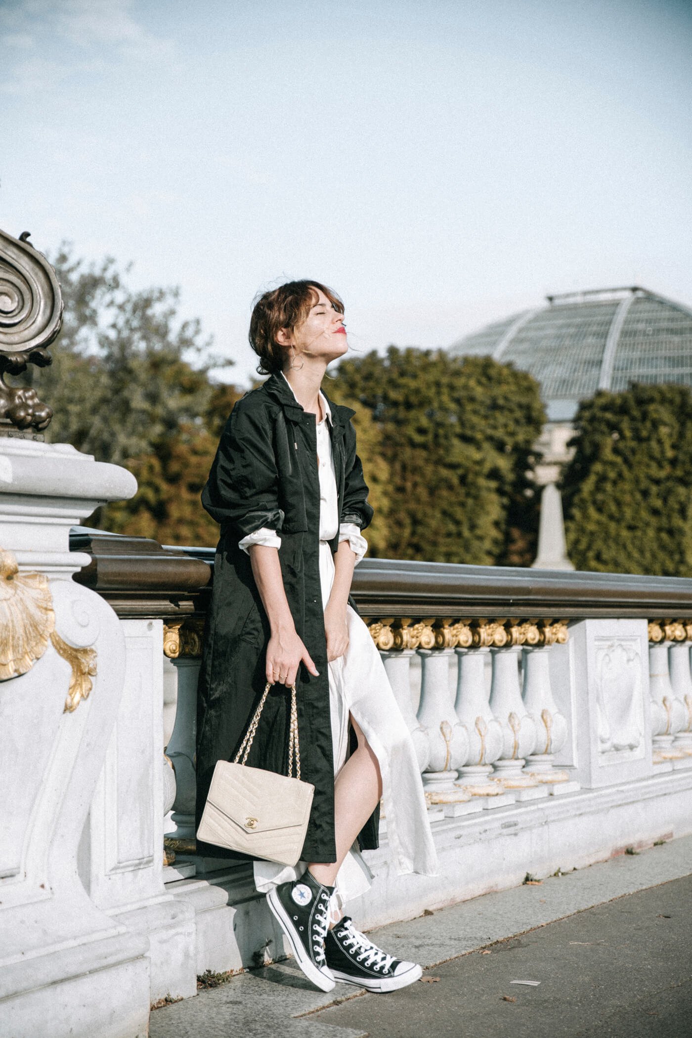 dansvogue paris pont alexandre vestido blanco trench gabardina 17