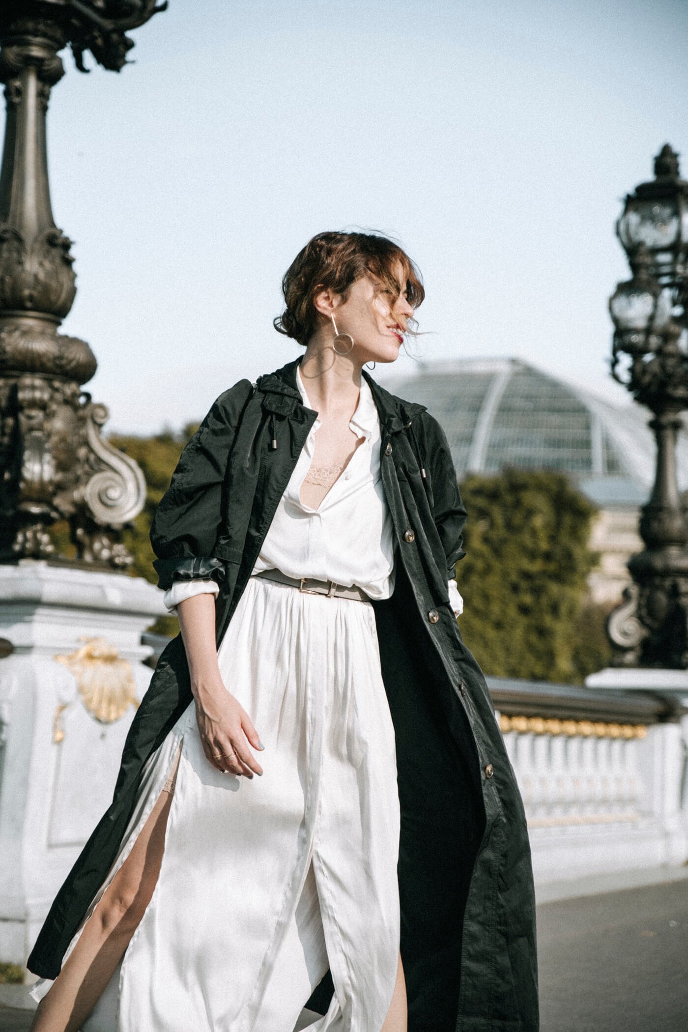 dansvogue paris pont alexandre vestido blanco trench gabardina 18