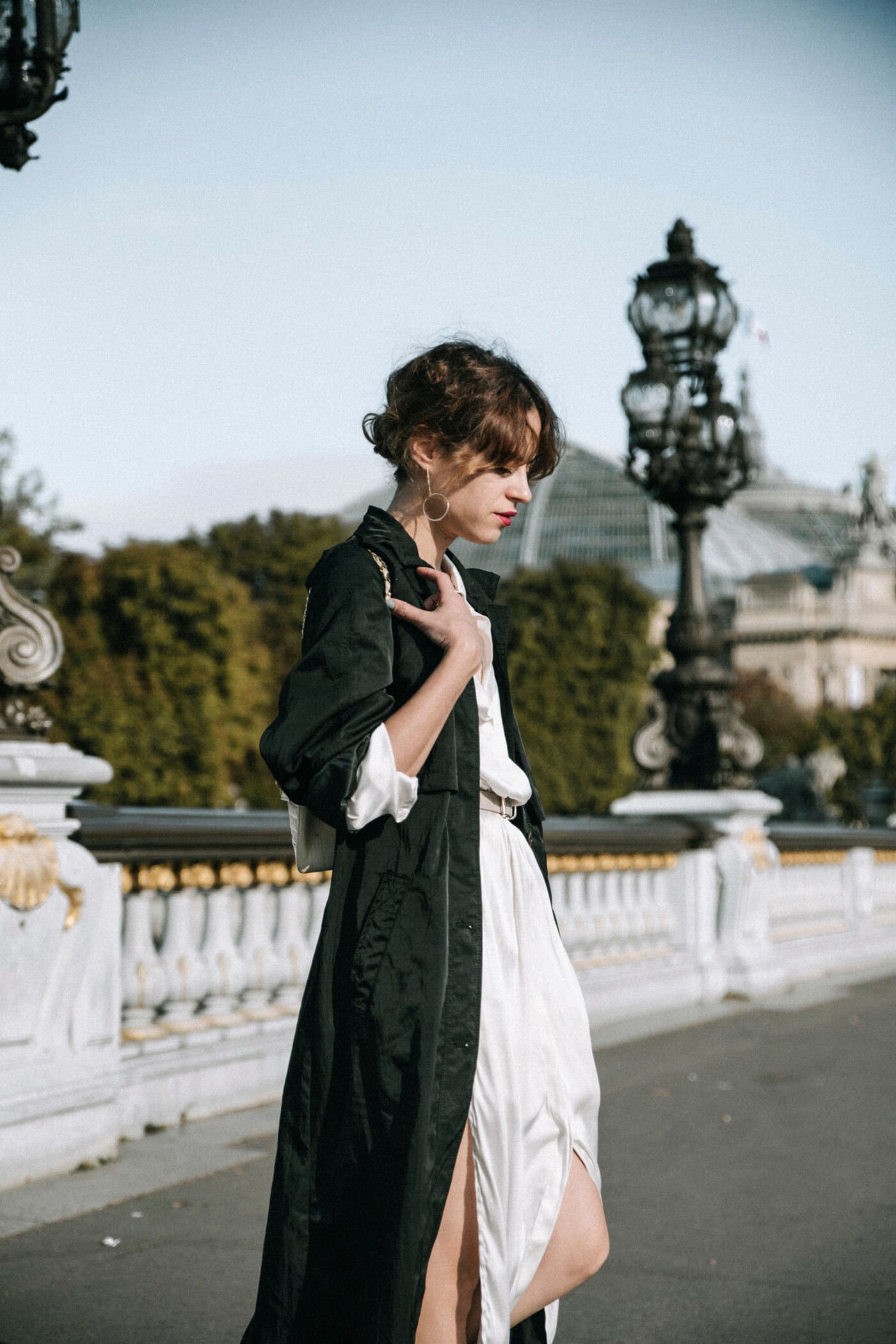 dansvogue paris pont alexandre vestido blanco trench gabardina 19