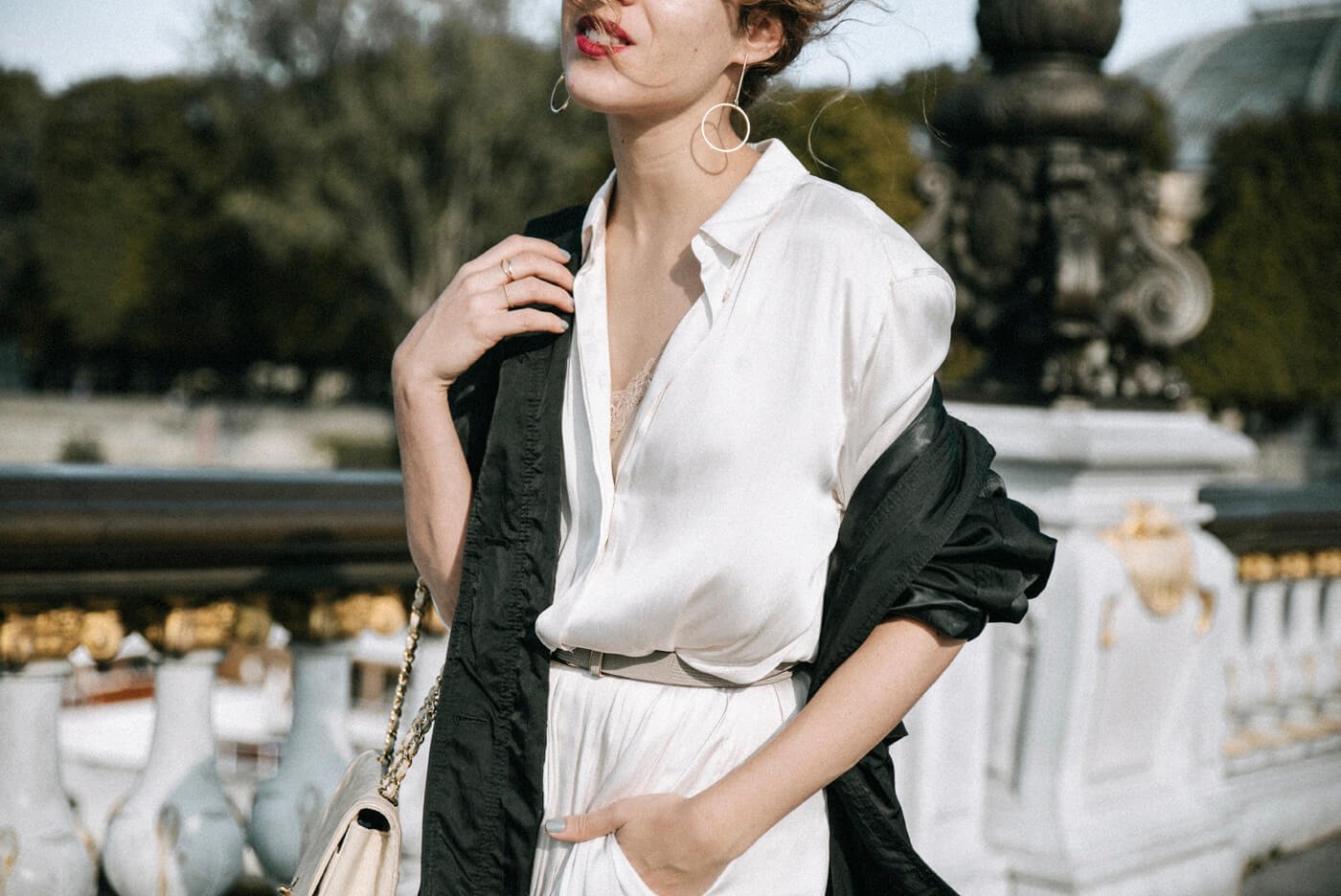 dansvogue paris pont alexandre vestido blanco trench gabardina 2