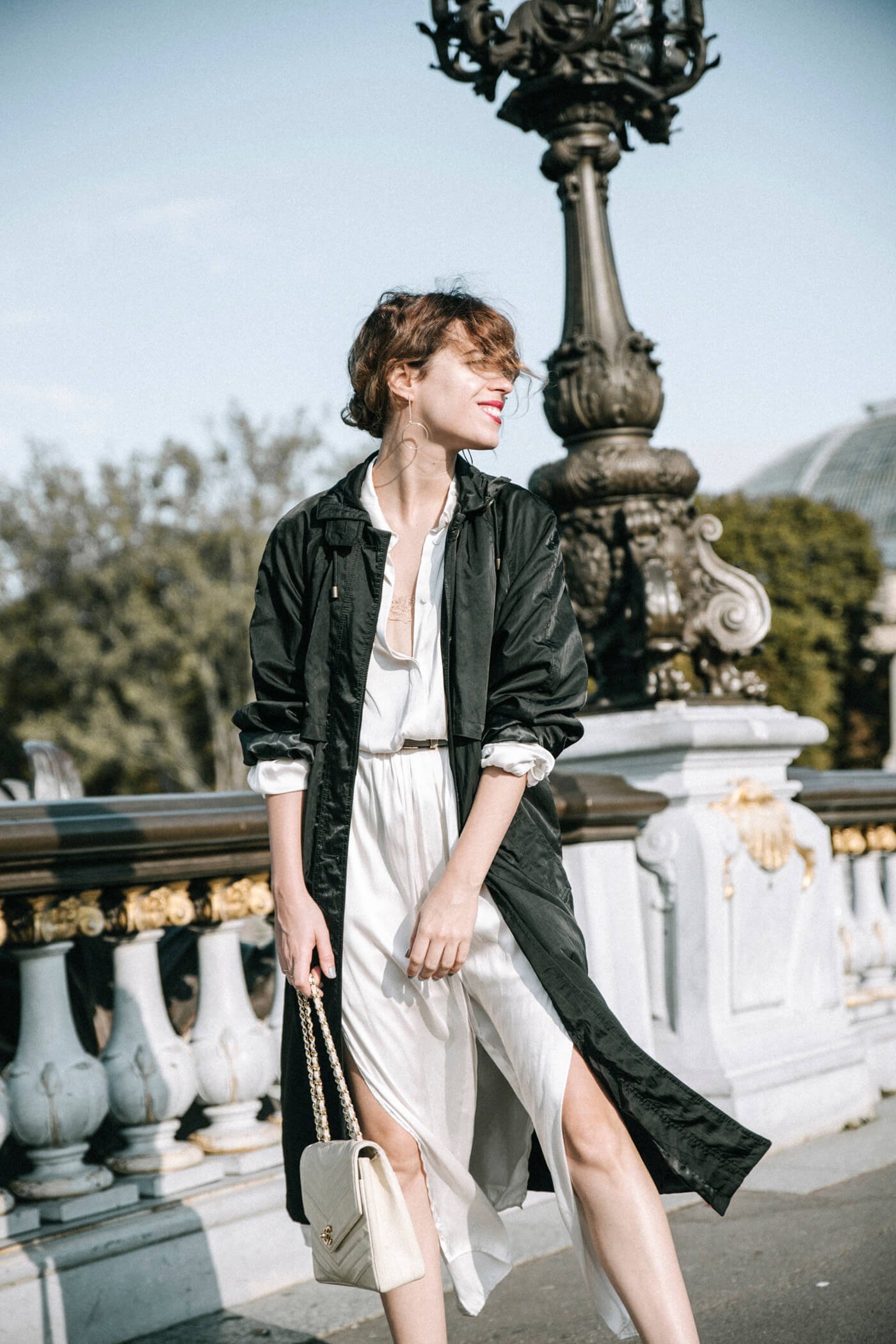dansvogue paris pont alexandre vestido blanco trench gabardina 20