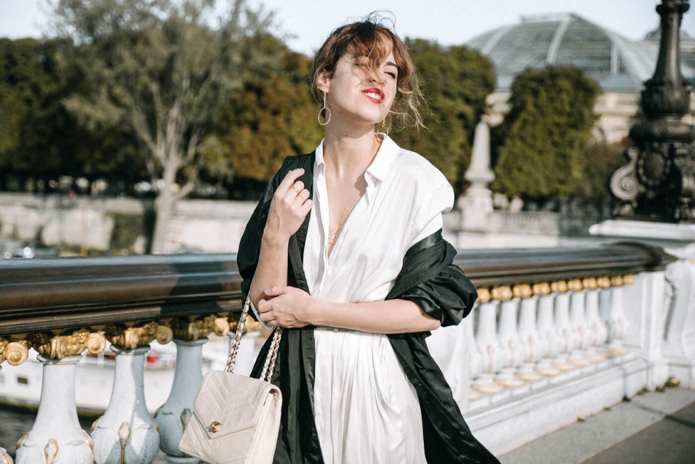 dansvogue paris pont alexandre vestido blanco trench gabardina 3