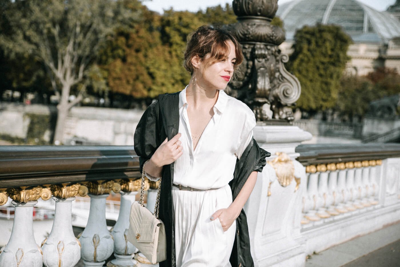 dansvogue paris pont alexandre vestido blanco trench gabardina 4