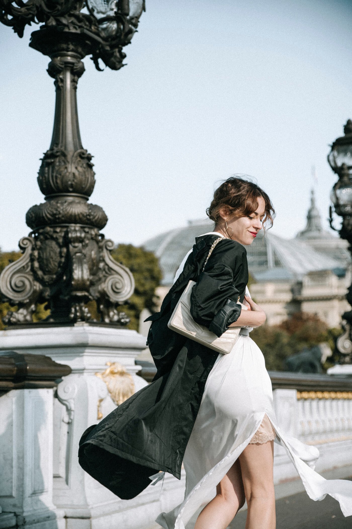 dansvogue paris pont alexandre vestido blanco trench gabardina 5