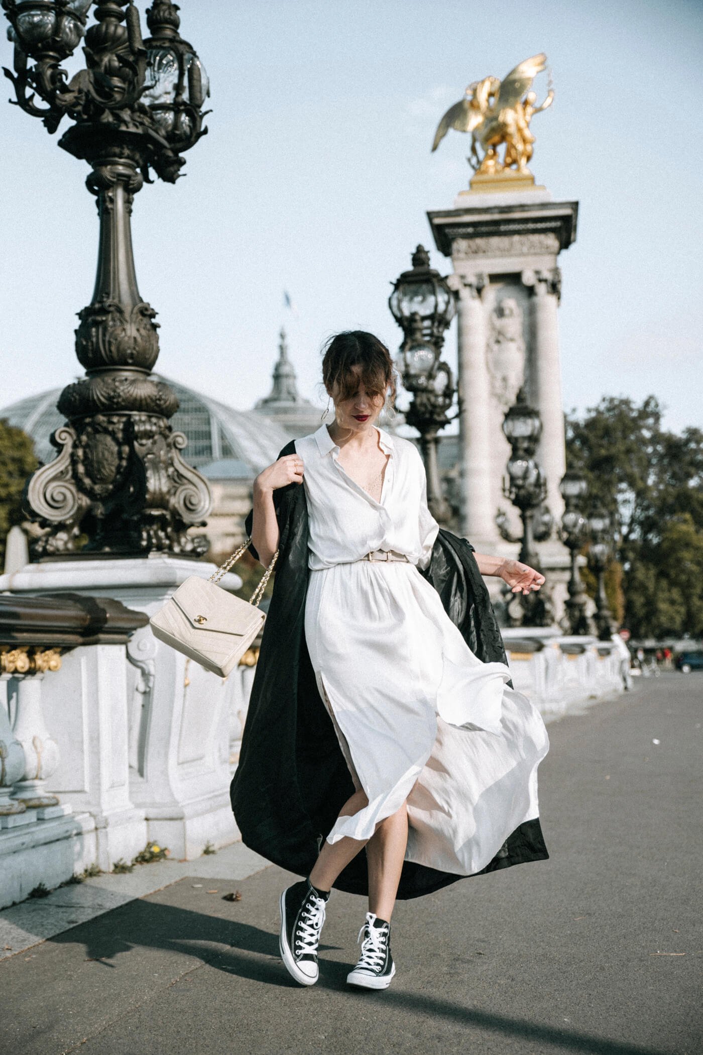 dansvogue paris pont alexandre vestido blanco trench gabardina 6