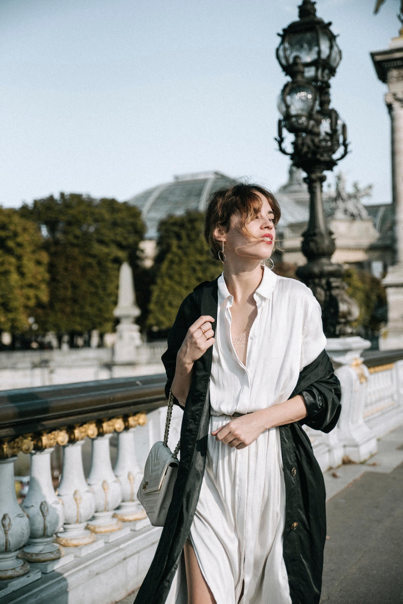 dansvogue paris pont alexandre vestido blanco trench gabardina 8