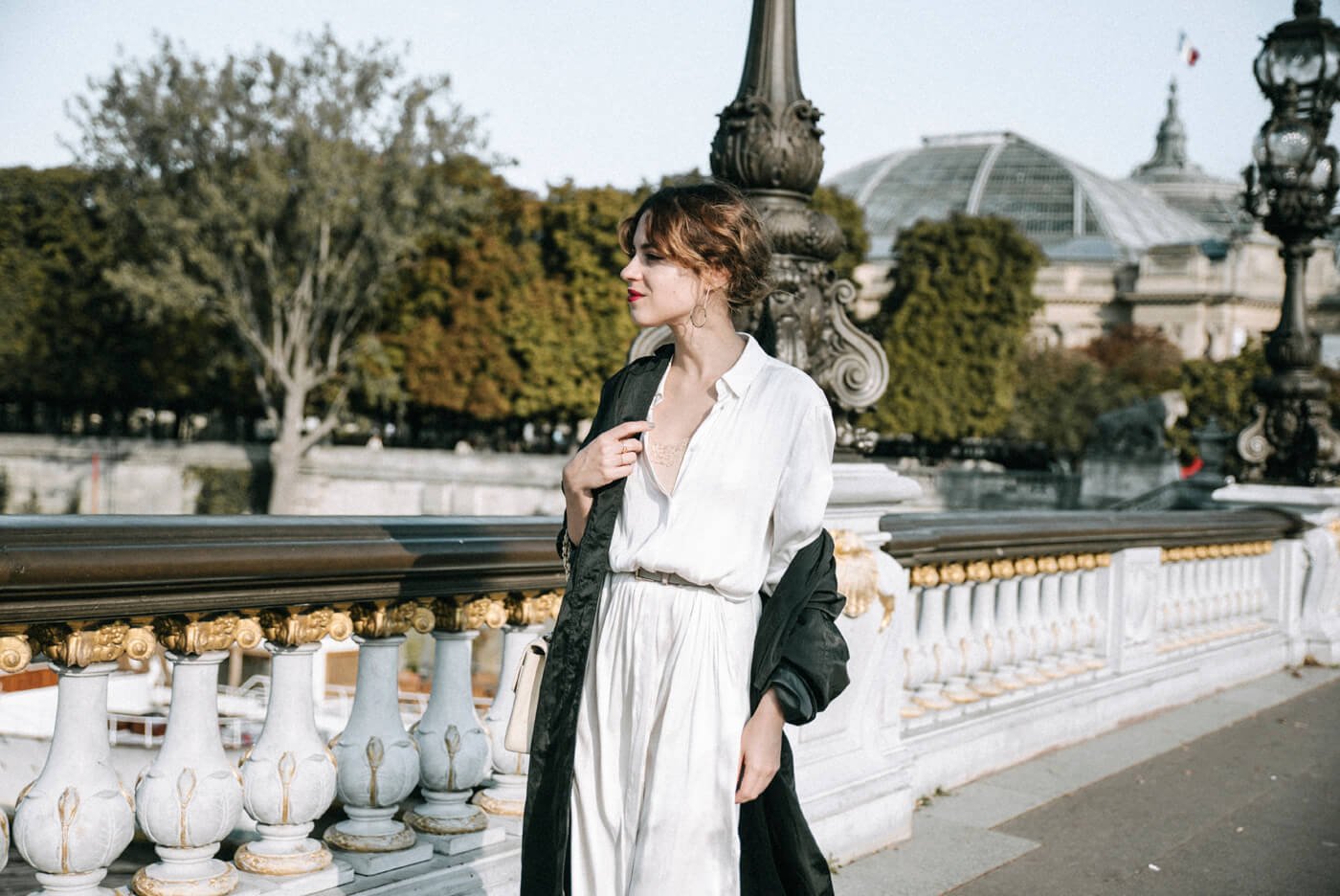dansvogue paris pont alexandre vestido blanco trench gabardina 9